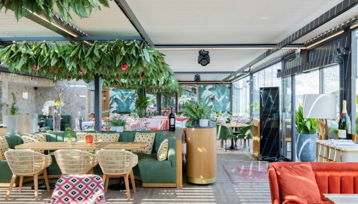 SKL 100 Lamellendächer im Restaurant Al Porto in Thal St. Gallen mit stilvollem Innenraum und flexibler Beschattung.