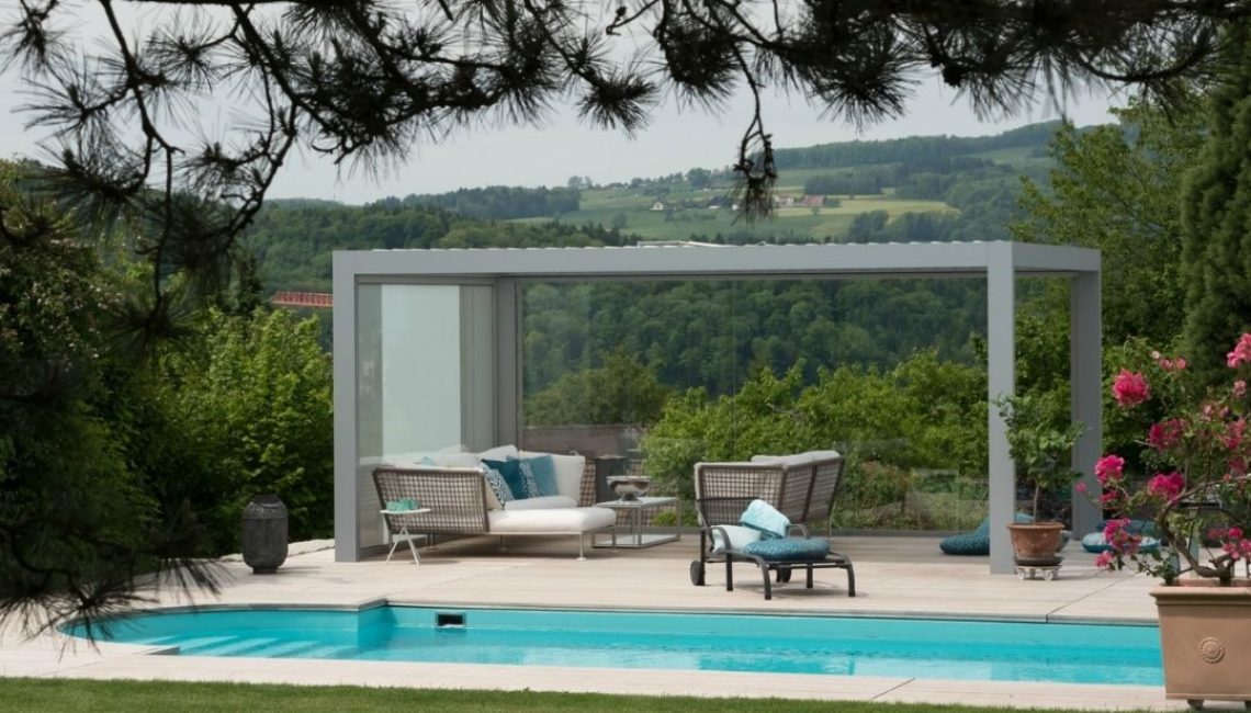 SKL 100 Lamellendach in Urdorf Zürich mit Pool und Blick ins Grüne – ein eleganter Rückzugsort im eigenen Garten.