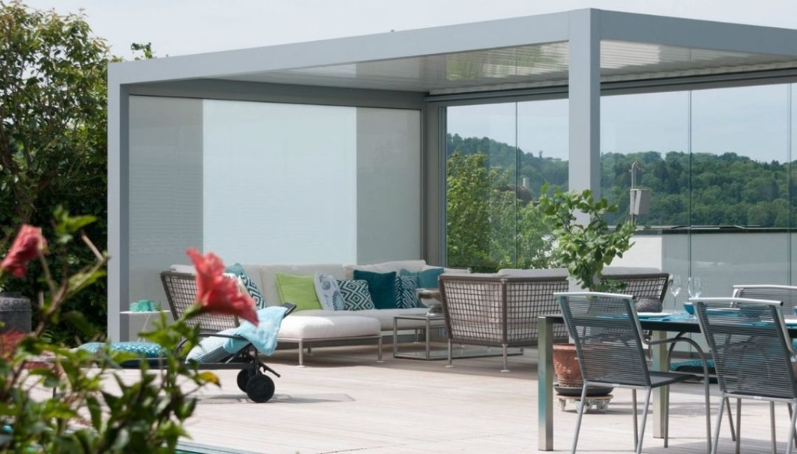 SKL 100 Lamellendach in Urdorf Zürich mit seitlicher Verglasung und integriertem Sonnenschutz, direkt am Poolbereich.