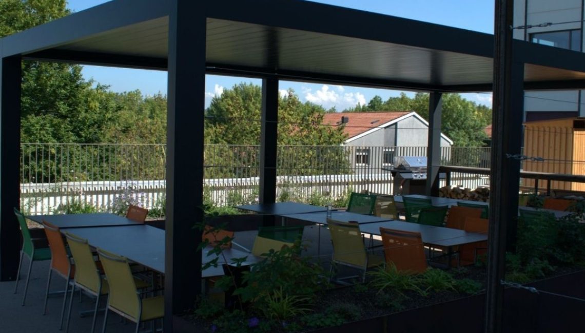 SKL 100 Lamellendach in Zürich als grosszügige Überdachung mit Sitzbereich