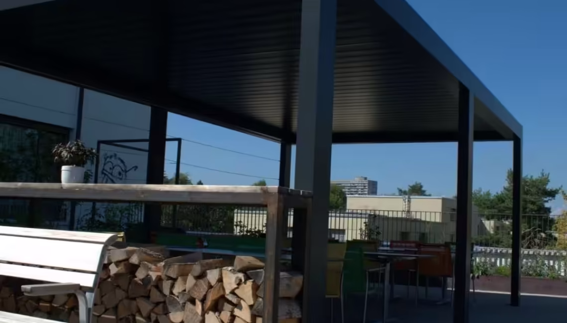 SKL 100 Lamellendach in Zürich mit modernem Design und Schattenplatz