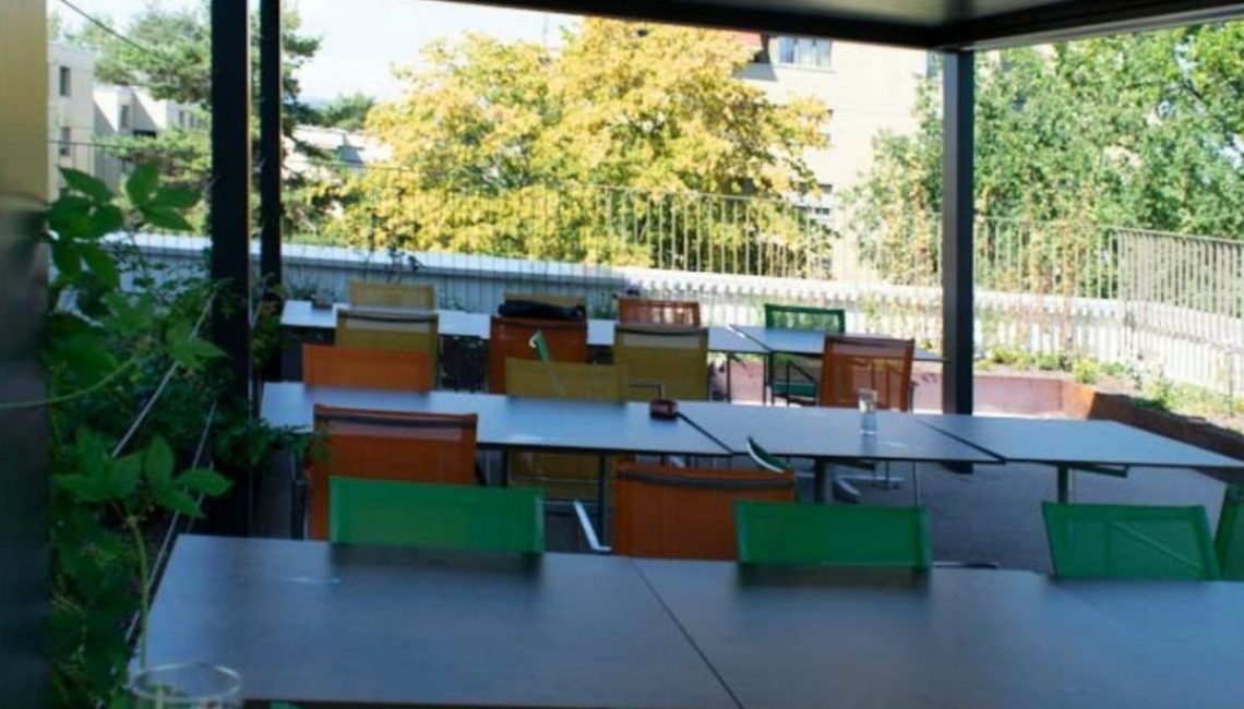 SKL 100 Lamellendach mit bunter Bestuhlung in Zürich