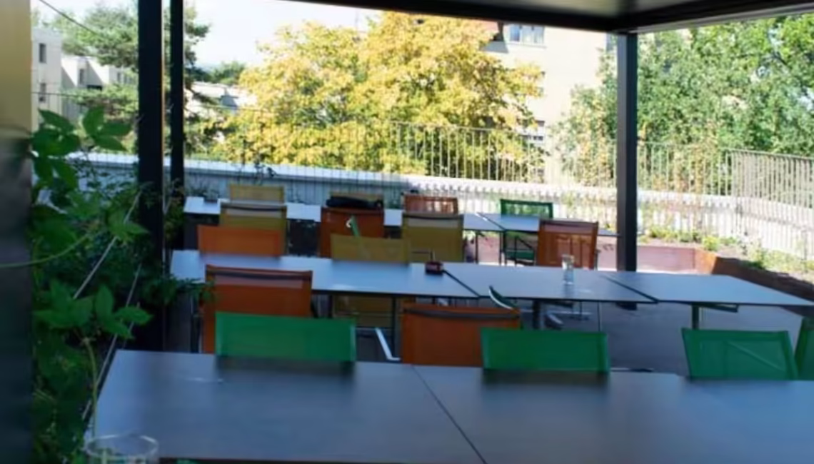 SKL 100 Lamellendach mit bunter Bestuhlung in Zürich
