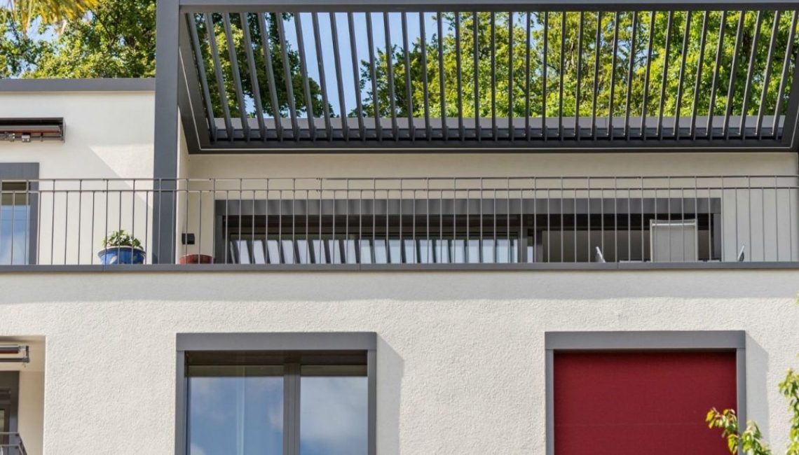 Detailansicht eines SKL 140 Lamellendachs auf der Dachterrasse in Luzern, modern integriert in die Architektur eines Mehrfamilienhauses.