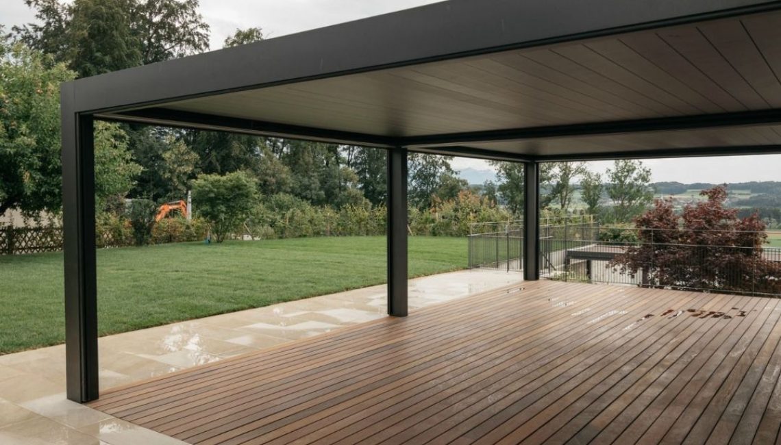Detailaufnahme des SKL 140 Lamellendachs in Zug mit geschlossenem Dach und Holzboden auf der Terrasse.