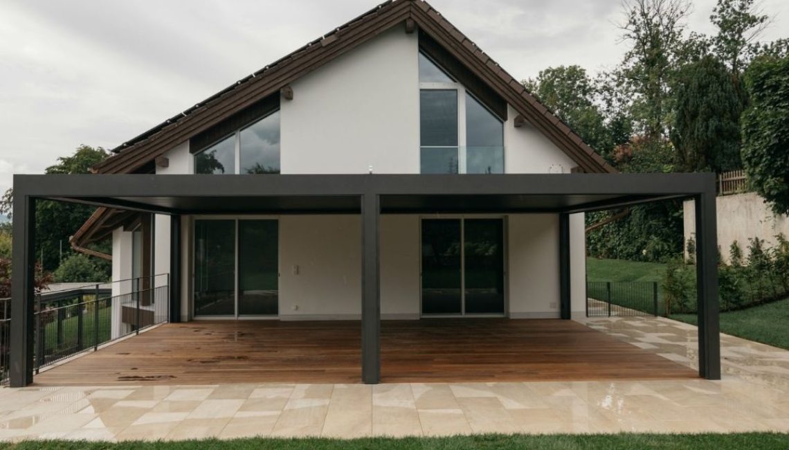 Modernes SKL 140 Lamellendach in Zug, angebaut an ein Wohnhaus mit grosser Terrasse und 300 kg/m² Schneelast.