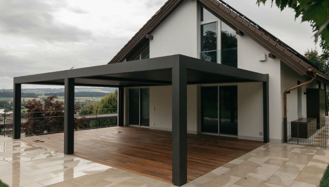 SKL 140 Lamellendach in Zug – moderne Terrassenüberdachung mit hoher Schneelast für ganzjährigen Wetterschutz.