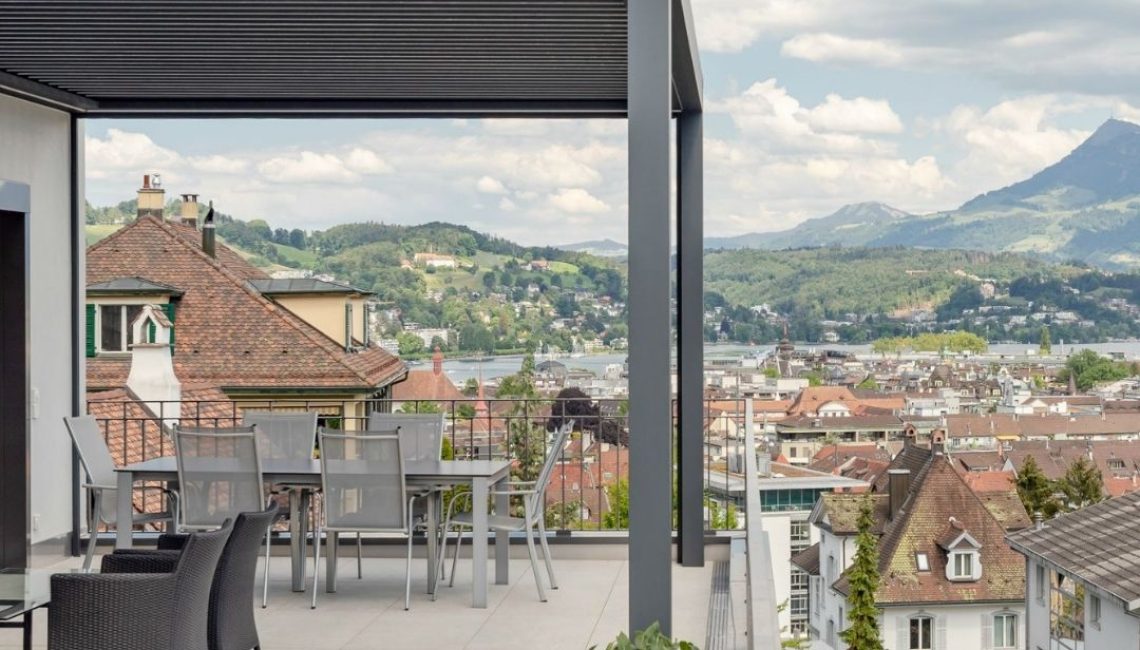 SKL 140 Lamellendach auf einer Dachterrasse in Luzern mit Blick auf die Altstadt, den Vierwaldstättersee und die umliegenden Berge.