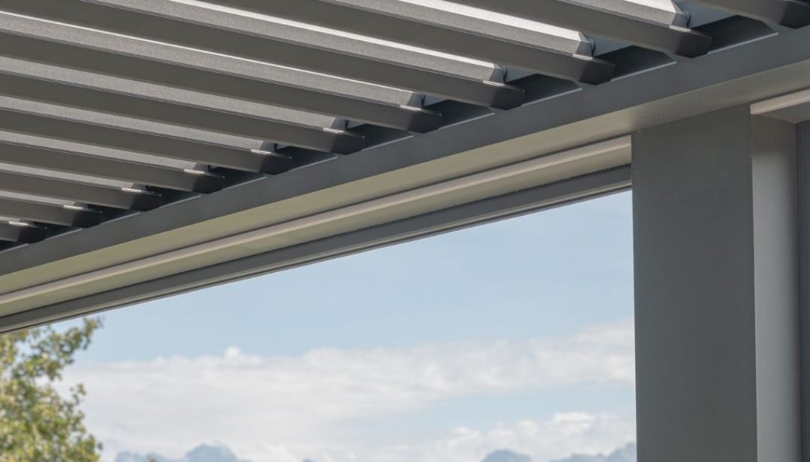 Lamellendach beim Tennisclub Horw in Luzern – überdachter Sitzbereich mit langen Tischen, Senkrechtmarkisen und Blick auf die Tennisplätze.