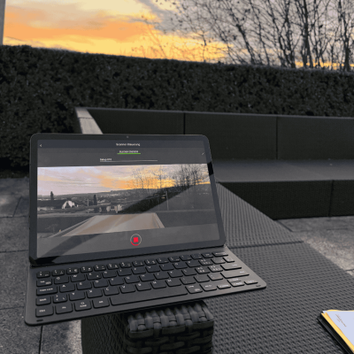 Tablet mit Projektansicht zur finalen Prüfung vor der Produktionsfreigabe einer Terrassenüberdachung