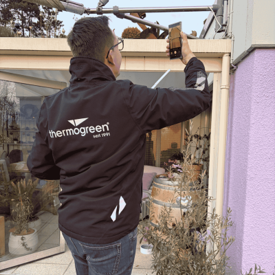 Thermogreen Projektberater fotografiert die Bausituation auf einer Terrasse für die Planung einer massgeschneiderten Terrassenüberdachung.