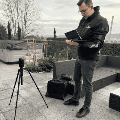 Projektberater von Thermogreen führt vor Ort eine digitale Vermessung des Aussenbereichs durch
