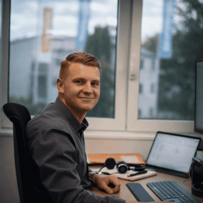 Projektberater erstellt am Arbeitsplatz eine individuelle Offerte für eine Terrassenüberdachung