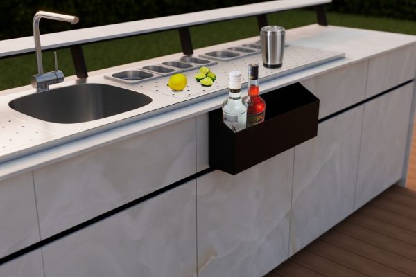 Outdoor-Bar von Theiss mit integriertem Spülbecken, Edelstahl-Behältern und Flaschenhalter, vorbereitet für frische Cocktails mit Limetten und Zitronen.