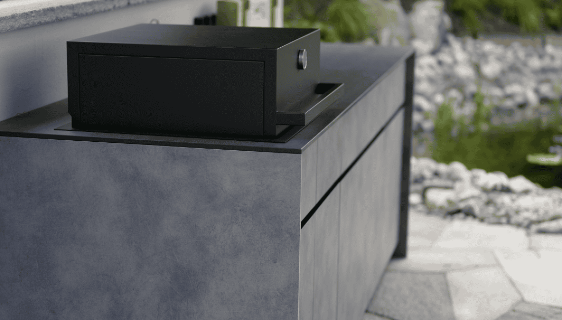 Detailaufnahme Aussenküche mit Keramikarbeitsfläche und integriertem Grill