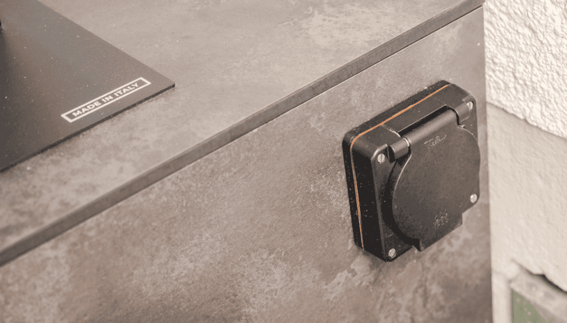 Detail der Aussenküche Theiss Avers in Stäfa mit integrierter Aussensteckdose und HPL Oberfläche