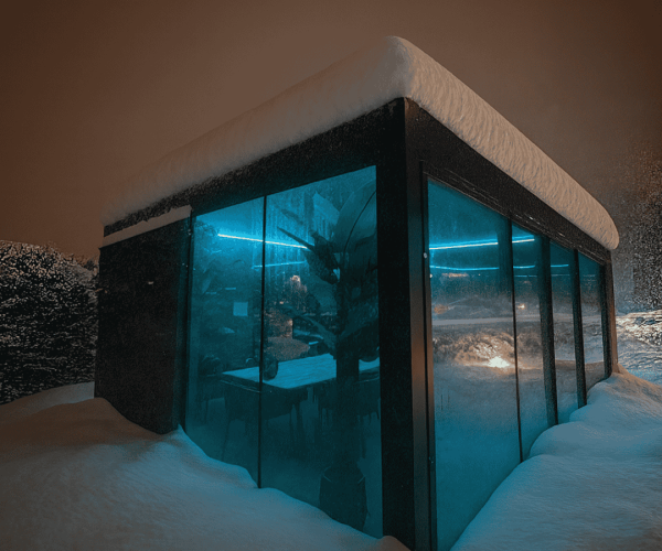 Wintergarten im Schnee Verschneiter Wintergarten von Thermogreen – stabile Überdachung für alpine Regionen wie das Wallis