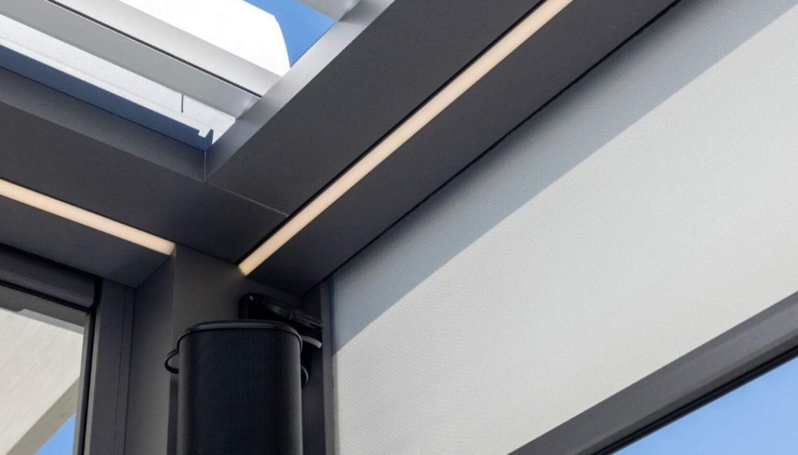 Detailaufnahme Lamellendach im Restaurant Küsnacht mit LED-Beleuchtung, integrierter Beschattung und Lautsprecher.