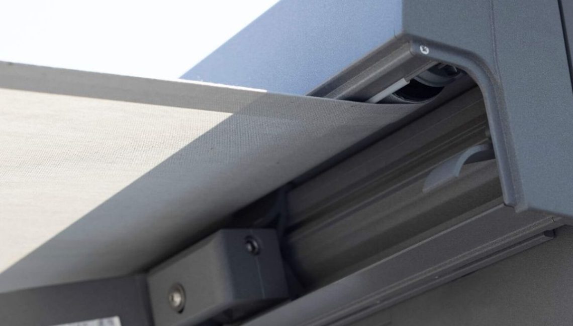 Detailaufnahme der Führungsschiene mit integrierter Technik des Lamellendachs im Restaurant Küsnacht.