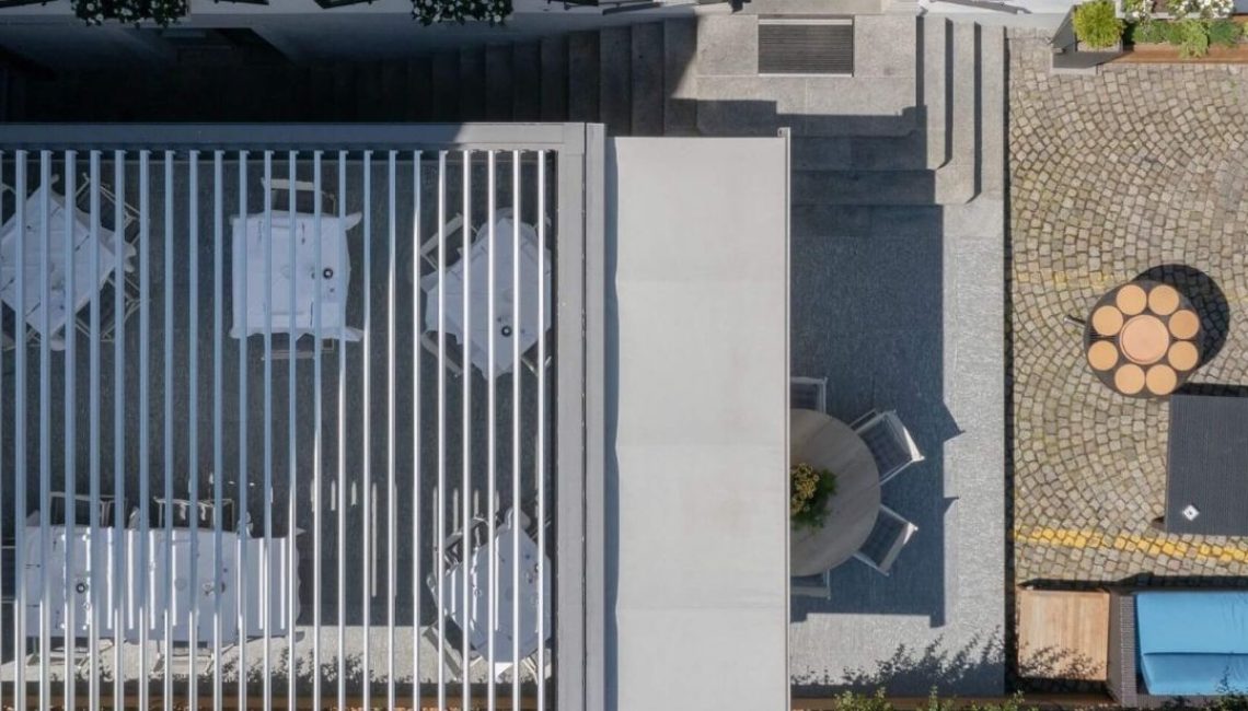 Draufsicht auf die Restaurantterrasse in Küsnacht mit Lamellendach und Markisenerweiterung.