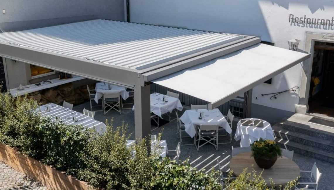 Lamellendach mit zusätzlicher Markise über der Restaurantterrasse in Küsnacht.
