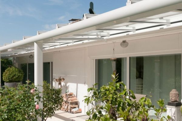 Weisses Glasdach SGL 1 mit geradem Dachverlauf, geprüft bis 350 kg/m² Schneelast, elegante Terrassenüberdachung in modernem Design.