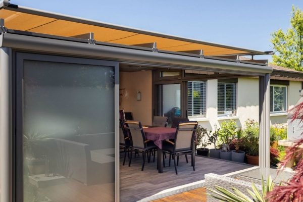 Glasdach SGL 1 mit integrierter Markise und seitlicher Verglasung, geprüft bis 350 kg/m² Schneelast, eleganter Wetterschutz für Terrasse.