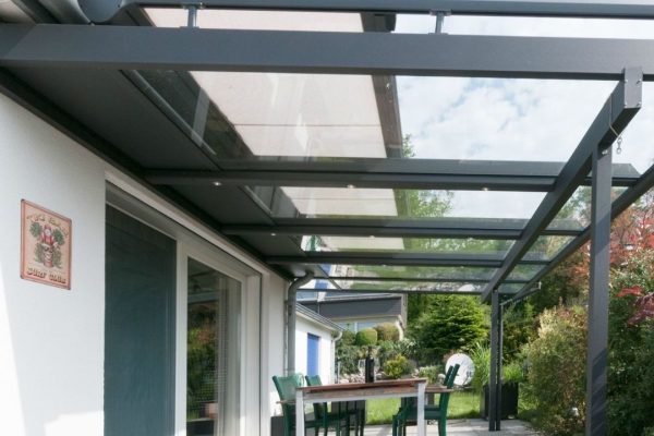 Gesamtansicht des Glasdachs SGL 2 an einem Einfamilienhaus, mit geradem Dachverlauf und transparenter Verglasung, geprüft bis 380 kg/m² Schneelast.