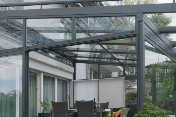 Glasdach SGL 2 mit seitlichen Verglasungen, modernem Design und geprüfter Widerstandskraft gegen Schneelast bis 380 kg/m² sowie Sturmsicherheit.