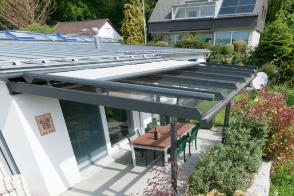 Glasdach SGL 2 mit geradem Dachverlauf an einem Einfamilienhaus, geprüft bis 380 kg/m² Schneelast, moderne Überdachung für Terrasse und Garten.