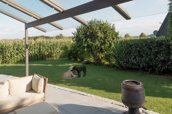 Glasdach SGL 3 über einer Terrasse mit Blick auf den Garten, belastbar bis 380 kg/m² Schneelast.