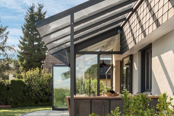 Glasdach SGL 3 an einem Wohnhaus mit geneigter Dachform, belastbar bis 380 kg/m² Schneelast.