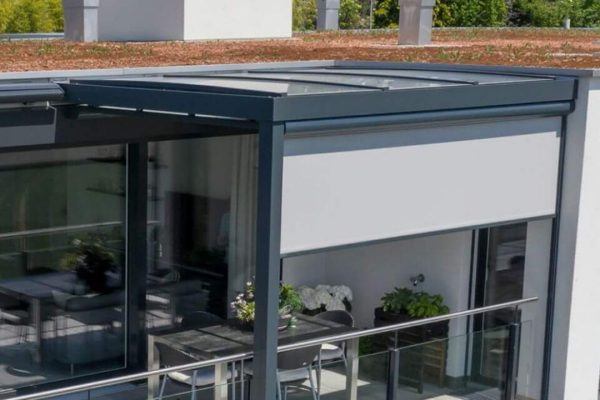 Glasdach SGL CUBE auf einer modernen Stadtwohnung mit seitlicher Beschattung und klarer Linienführung.