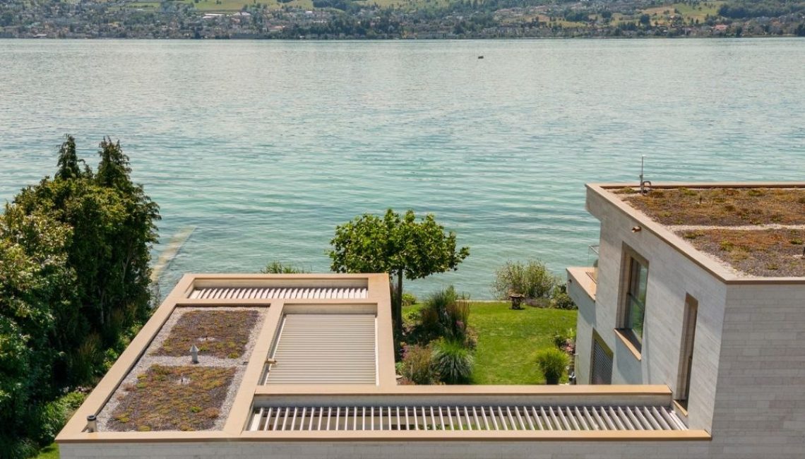 Lamellendach SKL 50 SKY am Zürichsee in Männedorf, stützenlose Konstruktion mit direktem Blick aufs Wasser.