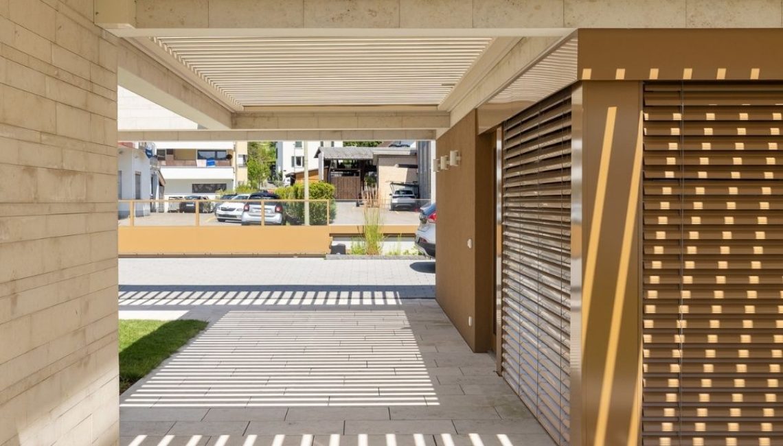 Detailansicht des stützenlosen Lamellendachs SKL 50 SKY am Altersheim in Männedorf, mit Licht- und Schattenspiel auf dem Boden.