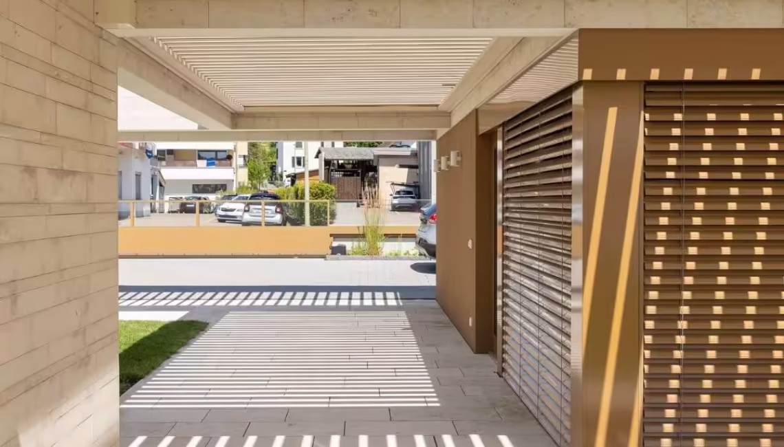 Detailansicht des stützenlosen Lamellendachs SKL 50 SKY am Altersheim in Männedorf, mit Licht- und Schattenspiel auf dem Boden.