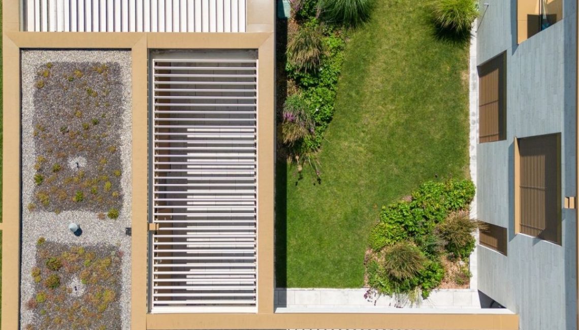 Draufsicht auf das stützenlose Lamellendach SKL 50 SKY, integriert in die Architektur eines Altersheims in Männedorf am Zürichsee.