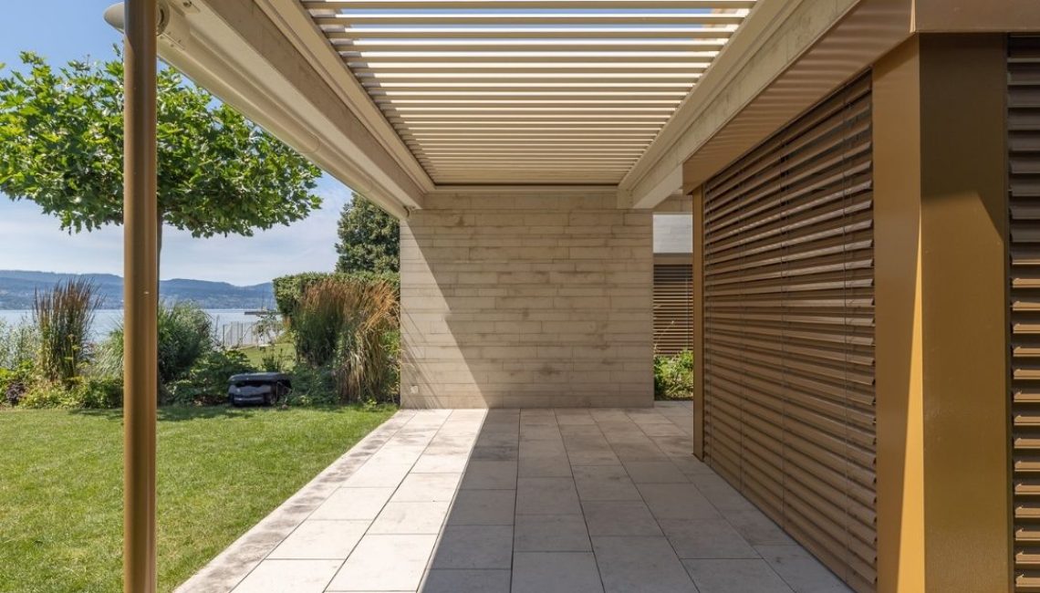 Lamellendach SKL 50 SKY mit seitlichen Schiebeläden am Altersheim in Männedorf, moderne Architektur direkt am Zürichsee.