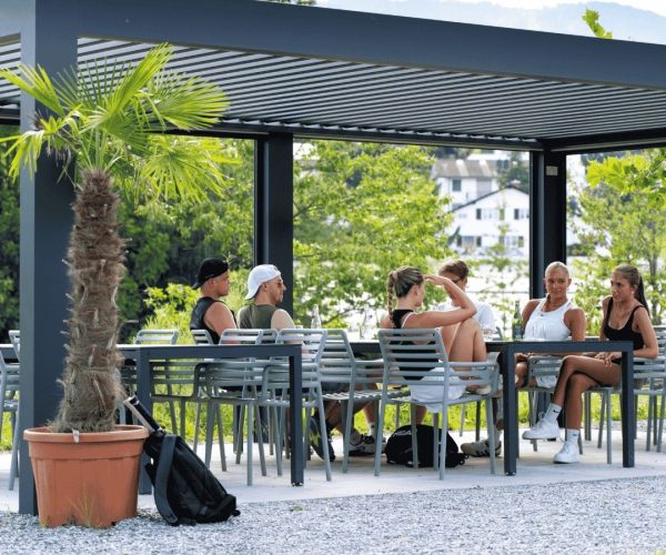 Lamellendach für Sport & Begegnung Lamellendach von Thermogreen beim Tennisclub Horw, elegante Überdachung für den Gastronomiebereich.