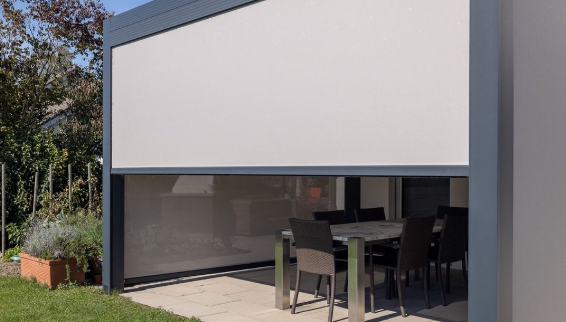 Textildach mit geschlossenen Senkrechtmarkisen – Essplatz vollständig wind- und sichtgeschützt, 100% wasserdicht und windstabil bis 80 km/h.