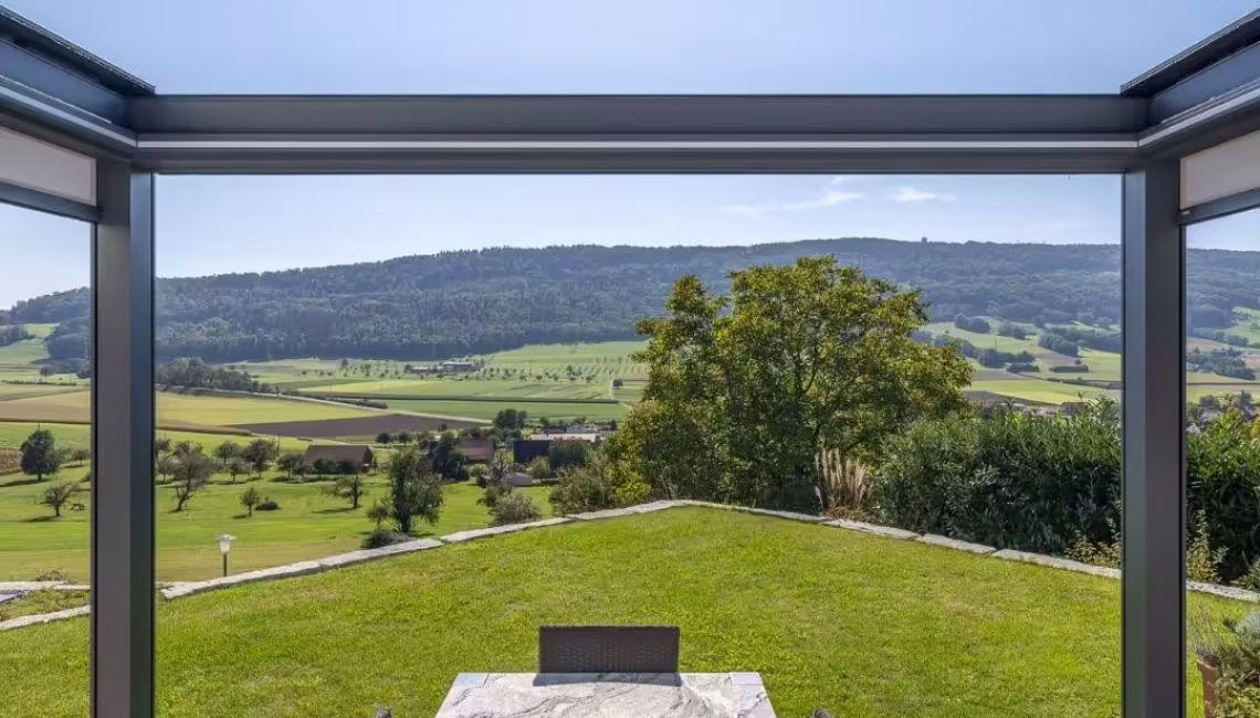 Textildach in Schöfflisdorf – moderner Essplatz mit offenem Dachblick und Panoramaaussicht auf grüne Landschaft, 100% wasserdicht.