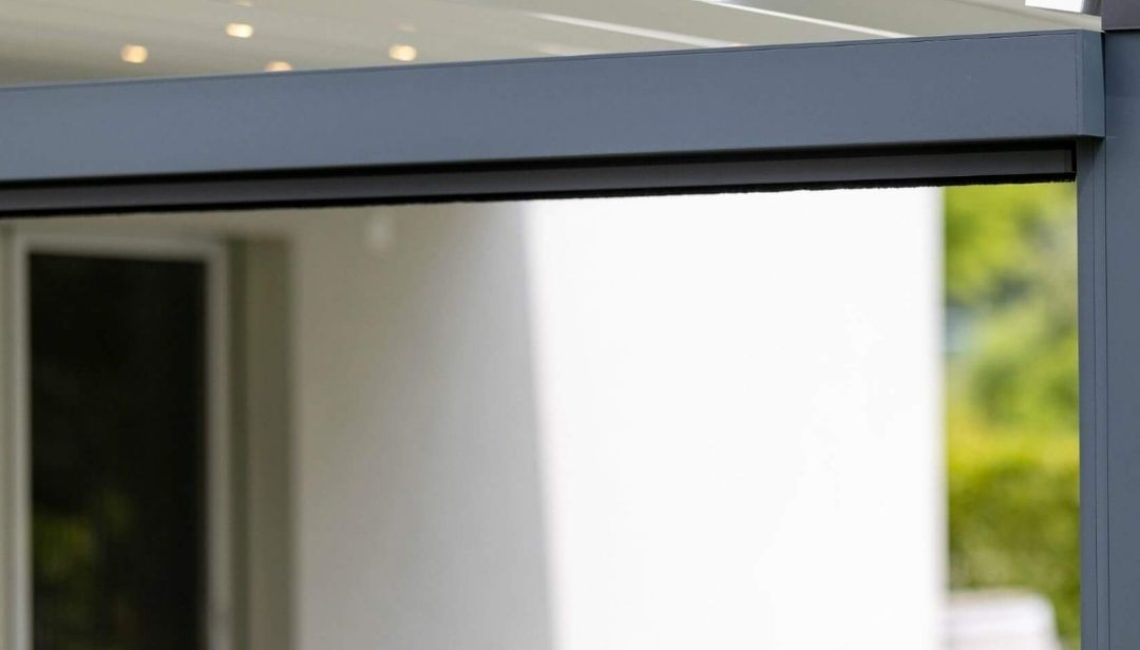 Detailaufnahme eines Textildachs in Henggart Zürich mit integrierter LED-Beleuchtung.