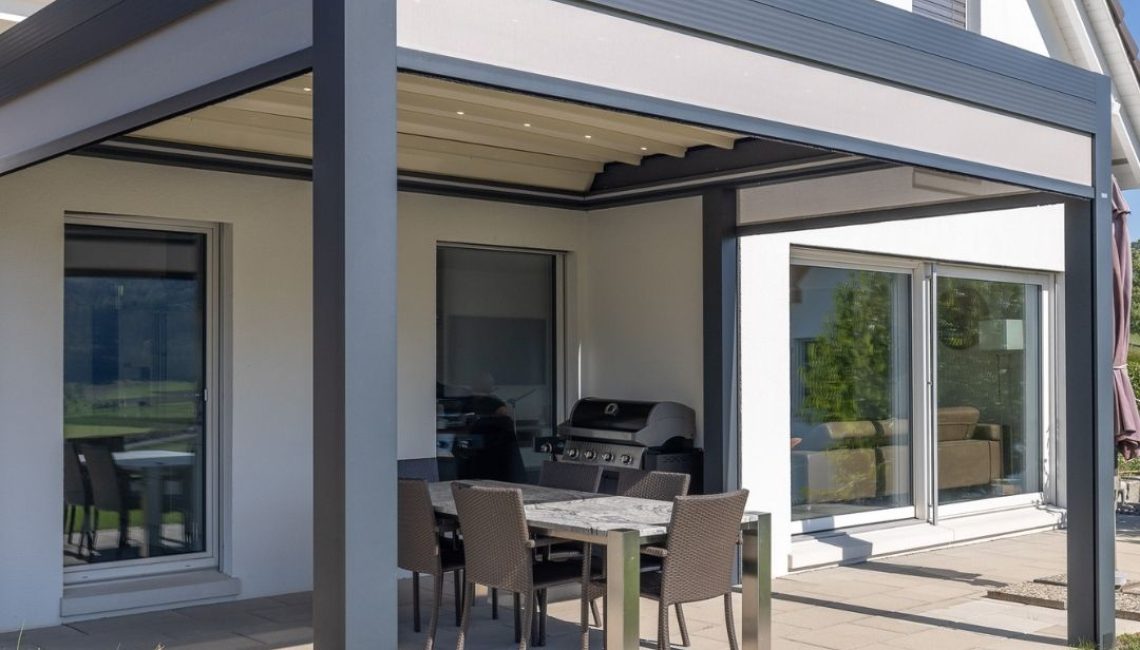Textildach an Einfamilienhaus in Schöfflisdorf – moderner Essplatz mit Grill und automatischen Senkrechtmarkisen.