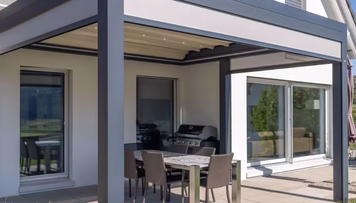 Textildach an Einfamilienhaus in Schöfflisdorf – moderner Essplatz mit Grill und automatischen Senkrechtmarkisen.