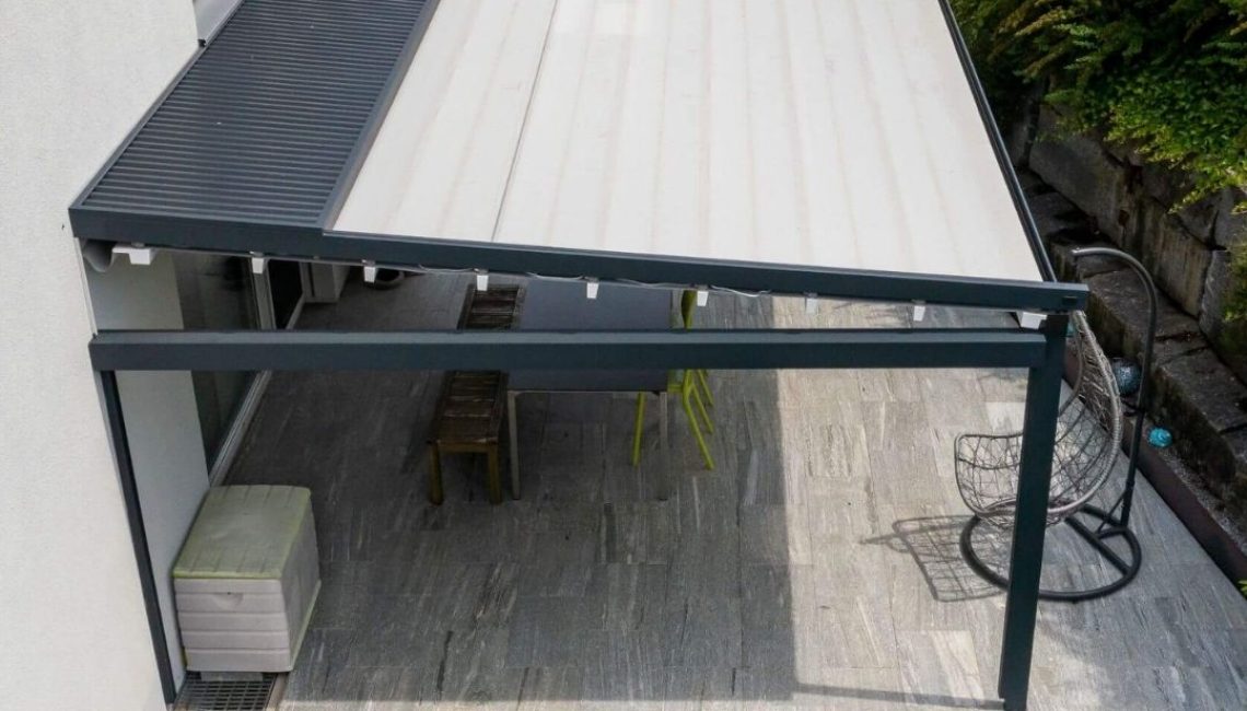 Textildach in Henggart Zürich, moderne Überdachung einer Terrasse mit seitlichem Sichtschutz und schattigem Sitzbereich.