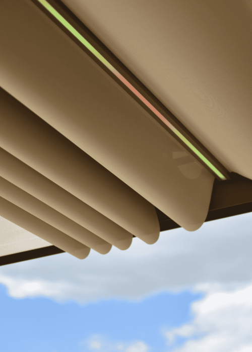 Textildach für Gastronomie und Hotellerie Textildach von Thermogreen als Überdachung einer Restaurantterrasse – flexible Beschattung für grosse Aussenbereiche