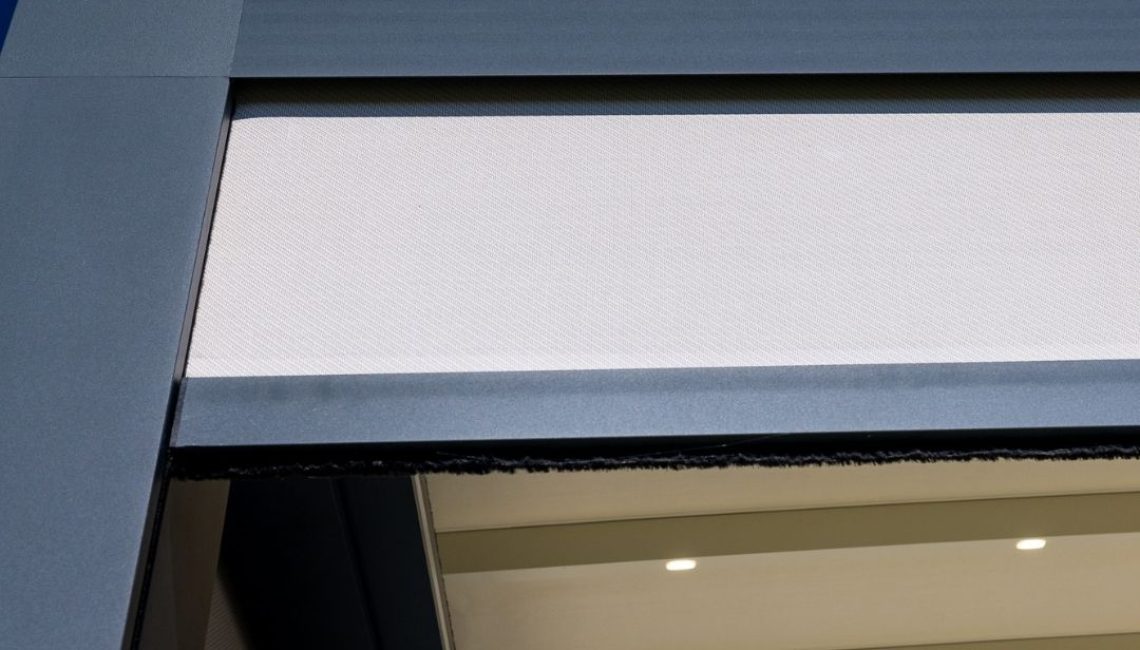 Detailaufnahme eines Textildachs in Schöfflisdorf – Nahaufnahme der Senkrechtmarkise mit LED-Beleuchtung, 100% wasserdicht und windstabil bis 80 km/h.