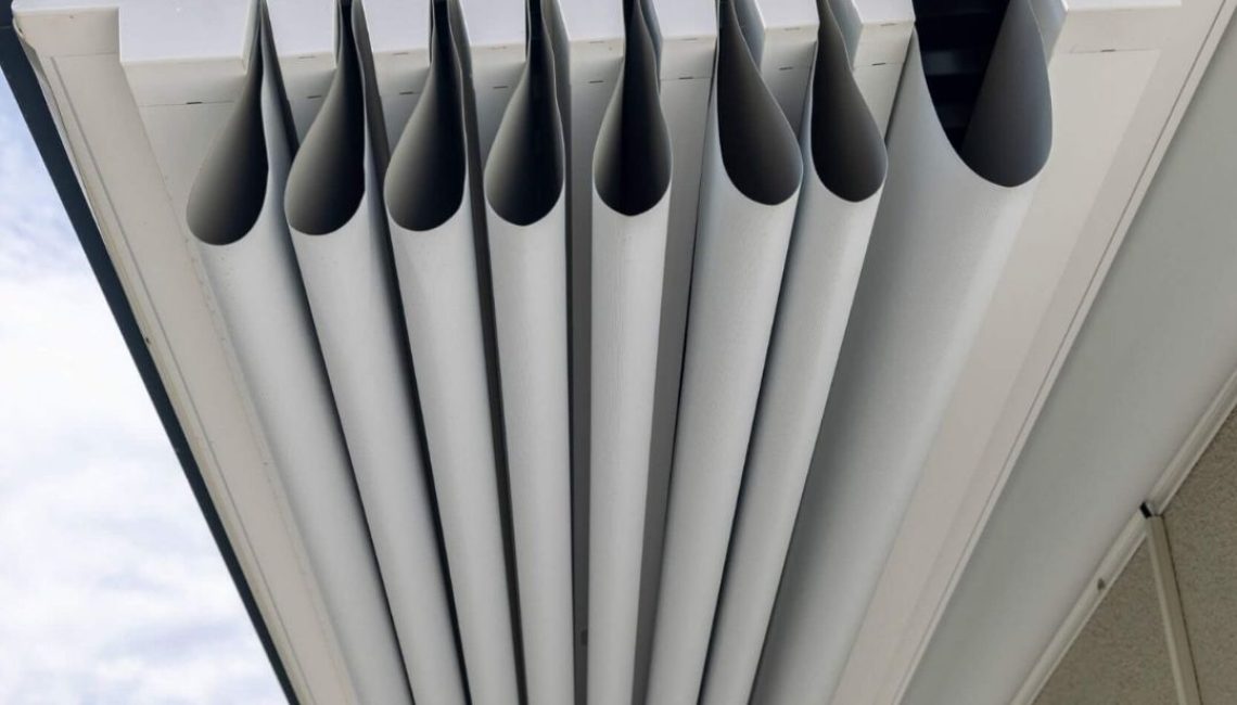 Detailaufnahme des eingefahrenen Textildachs mit präziser Falttechnik.