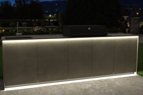 Valsot Outdoor-Küche bei Nacht mit eleganter LED-Beleuchtung, die für eine edle Atmosphäre im Garten sorgt.