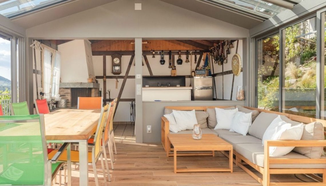 Wintergarten mit SGL1 Glasdach im Kanton Aargau, ausgestattet mit gemütlicher Sitzecke, Essbereich und hoher Schneelast bis 380 kg/m².